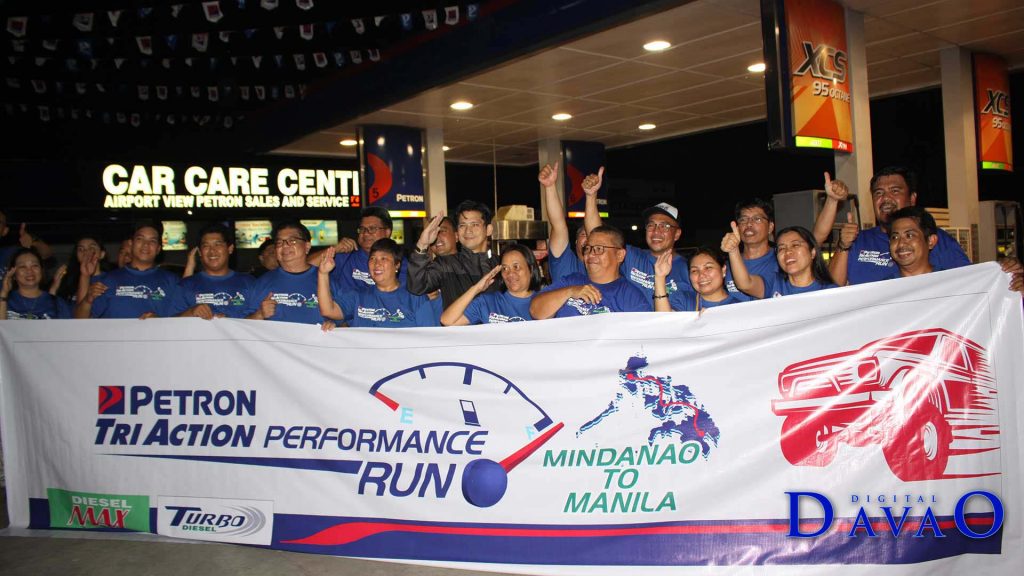 Petron TriAction Run Participants Cheering with Robin Padilla
