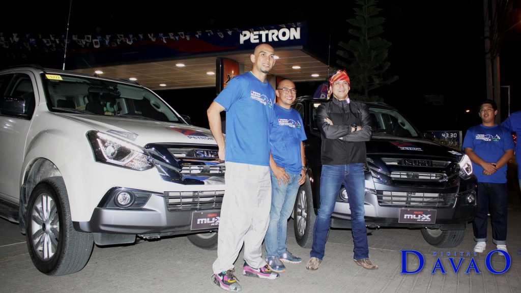 Robin Padilla with Petron TriAction Run Participants Infront of Isuzu DMAX